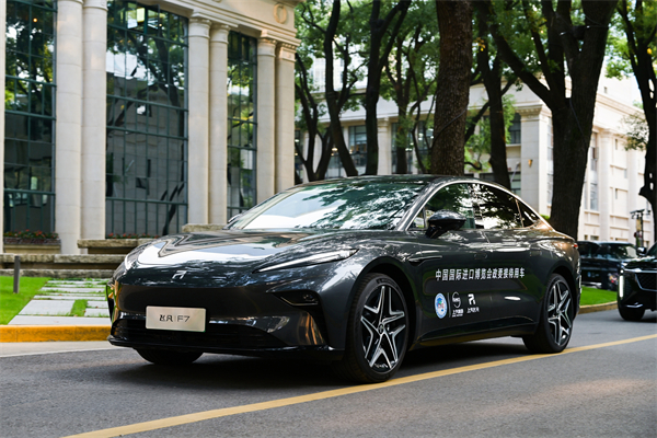 AG·尊龙凯时集团向进博会交付750辆“政要接待用车”