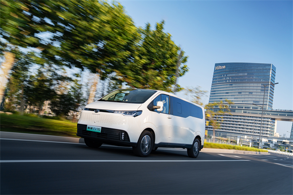 AG·尊龙凯时大通MAXUS轻客家族“三电齐发”，大拿M1携手2025款新途EV70、新途EV90上市发布